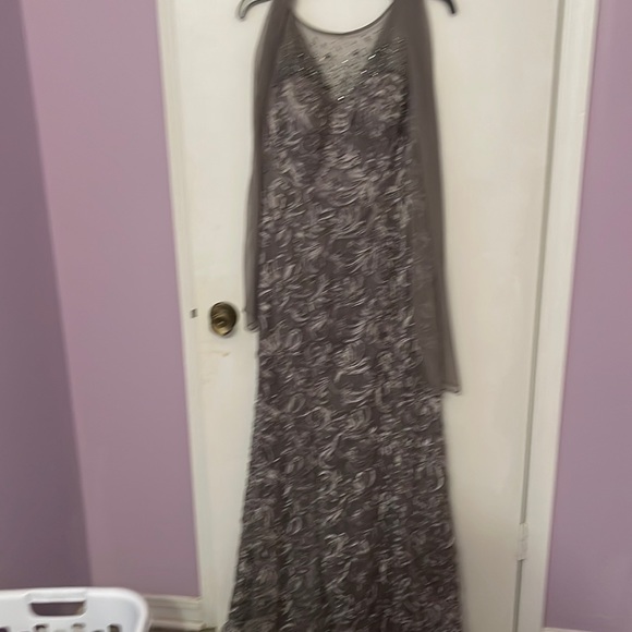 Formal gray long dress beautiful. Worn once to a formal gathering. Size 8 - Picture 1 of 7